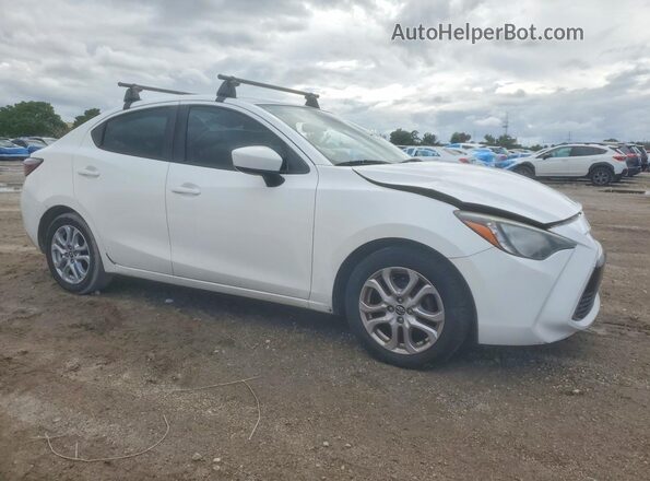3MYDLBYV9HY192123 2017 TOYOTA YARIS White Przód prawy
