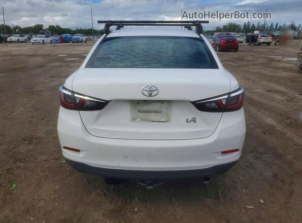 3MYDLBYV9HY192123 2017 TOYOTA YARIS White Widok z tyłu