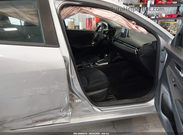 3MYDLBYV9JY317949 2018 TOYOTA YARIS IA Silver Front interior view