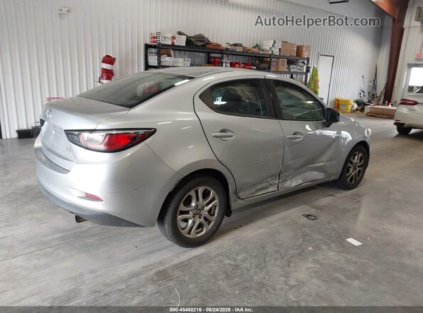 3MYDLBYV9JY317949 2018 TOYOTA YARIS IA Silver Rear right