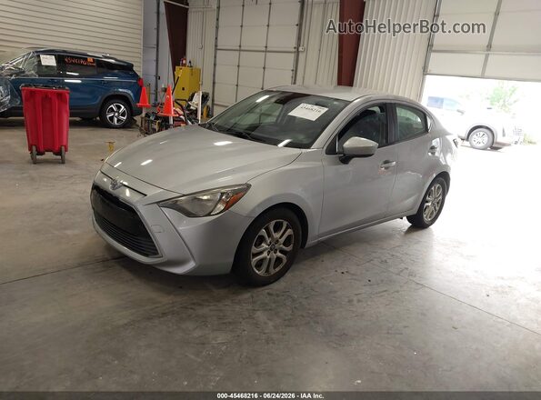3MYDLBYV9JY317949 2018 TOYOTA YARIS IA Silver Front left
