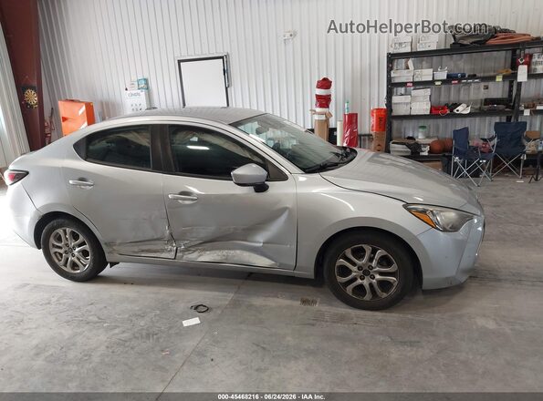 3MYDLBYV9JY317949 2018 TOYOTA YARIS IA Silver Rear interior view