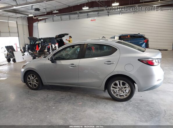 3MYDLBYV9JY317949 2018 TOYOTA YARIS IA Silver 360 interior view