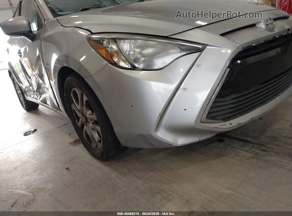 3MYDLBYV9JY317949 2018 TOYOTA YARIS IA Silver Front view