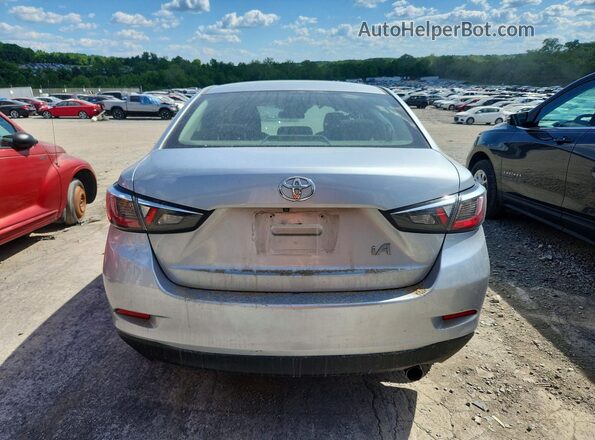 3MYDLBYV9JY328045 2018 TOYOTA YARIS Silver Vista trasera