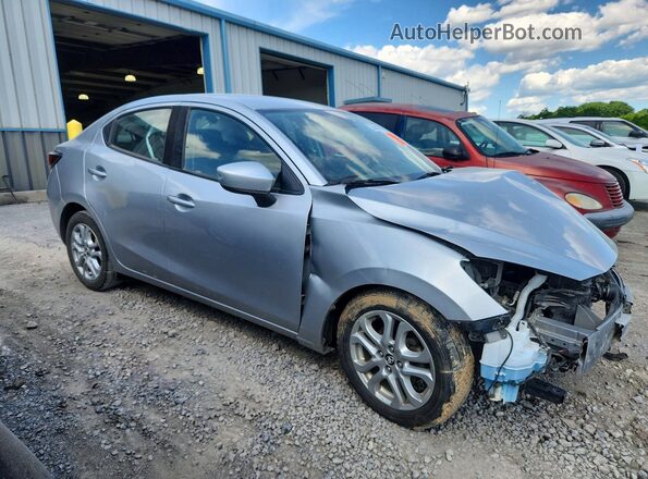 3MYDLBYV9JY328045 2018 TOYOTA YARIS Silver Delantero derecho