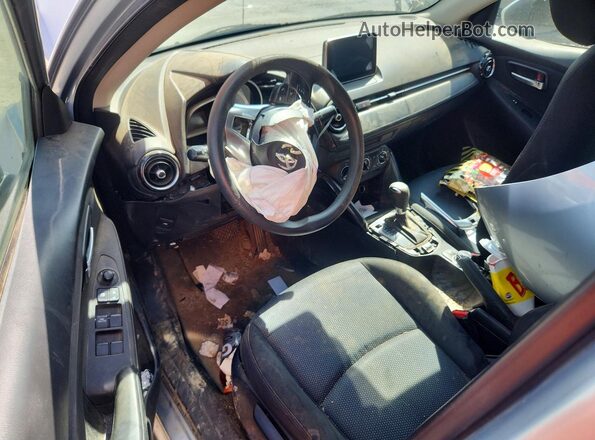 3MYDLBYV9JY328045 2018 TOYOTA YARIS Silver Vista del salpicadero