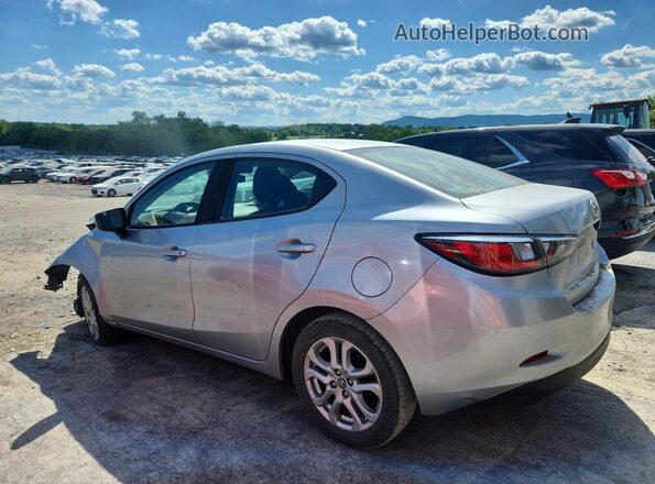 3MYDLBYV9JY328045 2018 TOYOTA YARIS Silver Trasero izquierdo
