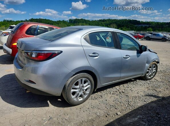 3MYDLBYV9JY328045 2018 TOYOTA YARIS Silver Trasero derecho