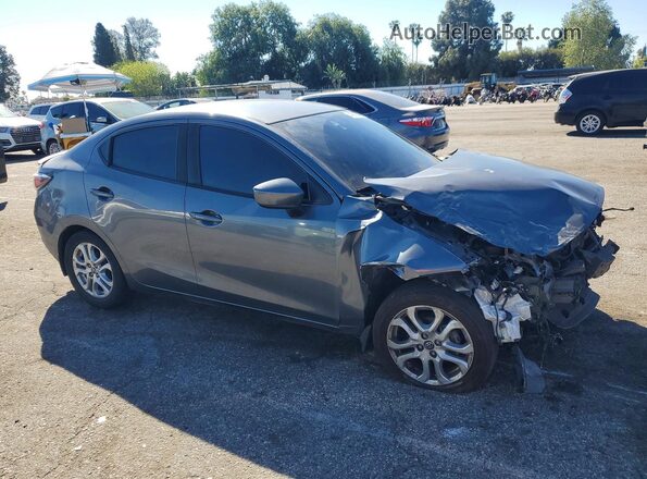 3MYDLBYVXHY151323 2017 TOYOTA YARIS Gray Передня права чверть
