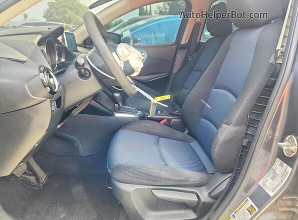 3MYDLBYVXHY151323 2017 TOYOTA YARIS Gray Вид салону спереду