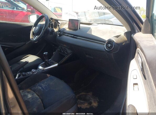 3MYDLBYVXHY155405 2017 TOYOTA YARIS IA Gray Front interior view