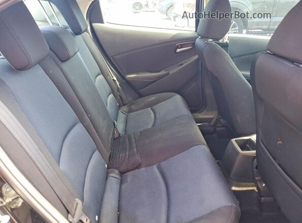 3MYDLBYVXHY164136 2017 TOYOTA YARIS Black Widok tylnych siedzeń