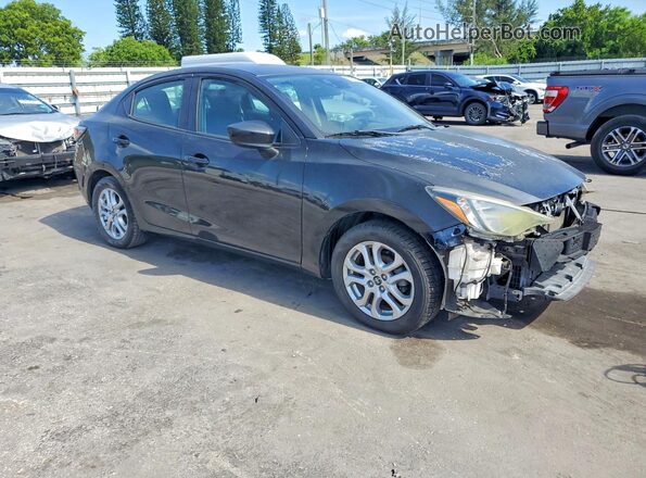 3MYDLBYVXHY164136 2017 TOYOTA YARIS Black Przód prawy
