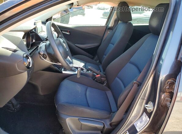 3MYDLBYVXHY184581 2017 TOYOTA YARIS Gray წინა სალონის ხედი
