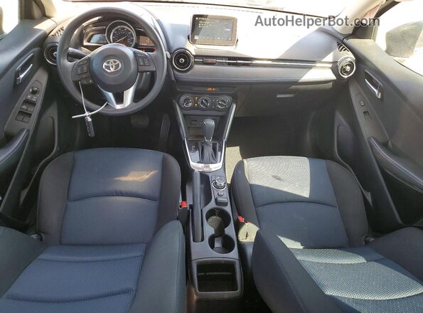 3MYDLBYVXHY184581 2017 TOYOTA YARIS Gray წინა პანელის ხედი