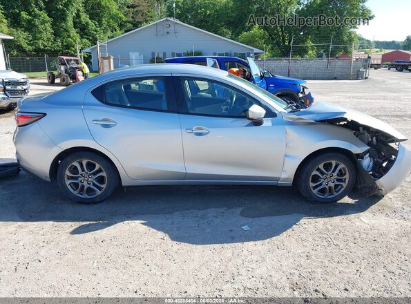 3MYDLBYVXKY502996 2019 TOYOTA YARIS Silver Սալոնի 360 աստիճան տեսք