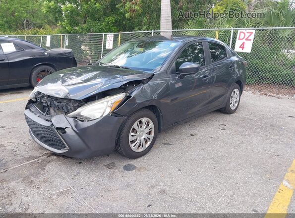 3MYDLBYVXKY516557 2019 TOYOTA YARIS Gray Vista tres cuartos delantera izquierda