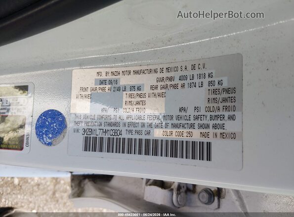 3MZBN1L77HM103804 2017 MAZDA 3 White Vista del compartimento del motor