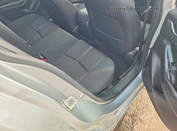 3MZBN1U78JM201017 2018 MAZDA 3 Silver Widok tylnych siedzeń