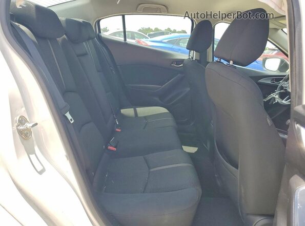 3MZBN1U78JM228024 2018 MAZDA 3 White Vista de los asientos traseros