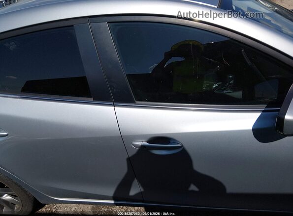 3MZBN1V32JM177020 2018 MAZDA 3 Silver Вид задньої частини салону