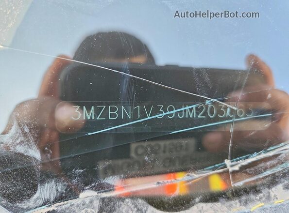 3MZBN1V39JM203063 2018 MAZDA 3 White 