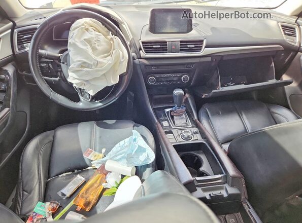 3MZBN1V3XJM228912 2018 MAZDA 3 Белый Вид панели приборов