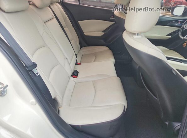 3MZBN1W30HM140136 2017 MAZDA 3 White Vista de los asientos traseros