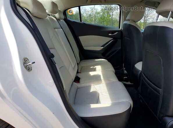 3MZBN1W36JM158761 2018 MAZDA 3 White უკანა სავარძლების ხედი
