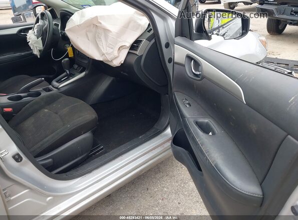 3N1AB7AP0JY255003 2018 NISSAN SENTRA Серебряный Вид салона спереди