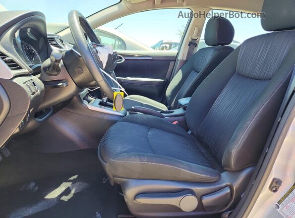 3N1AB7AP0KY360643 2019 NISSAN SENTRA Серебряный Вид салона спереди