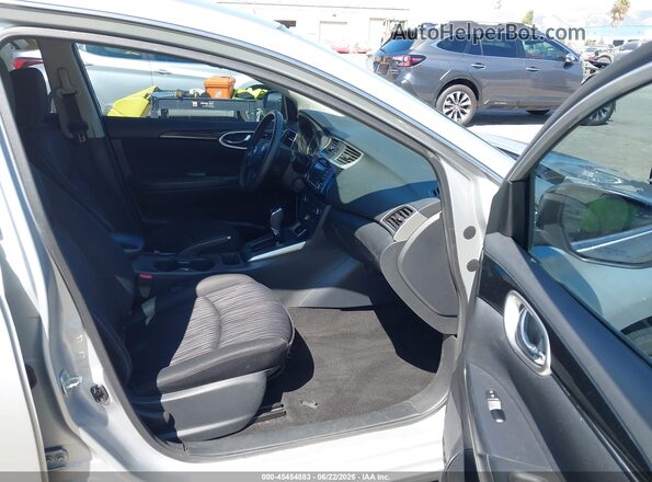 3N1AB7AP5HY348660 2017 NISSAN SENTRA Серебряный Вид салона спереди