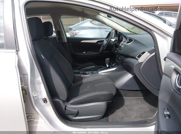 3N1AB7AP5JY243915 2018 NISSAN SENTRA Серебряный Вид салона спереди