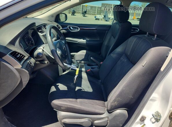 3N1AB7AP7JL635582 2018 NISSAN SENTRA Белый Вид салона спереди