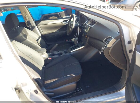 3N1AB7AP8HY360348 2017 NISSAN SENTRA Серебряный Вид салона спереди