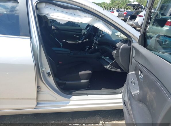 3N1AB8BVXNY281973 2022 NISSAN SENTRA Серебряный Вид салона спереди
