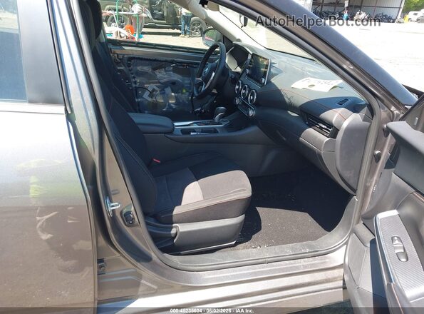 3N1AB8DV4PY322601 2023 NISSAN SENTRA Серый Вид салона спереди
