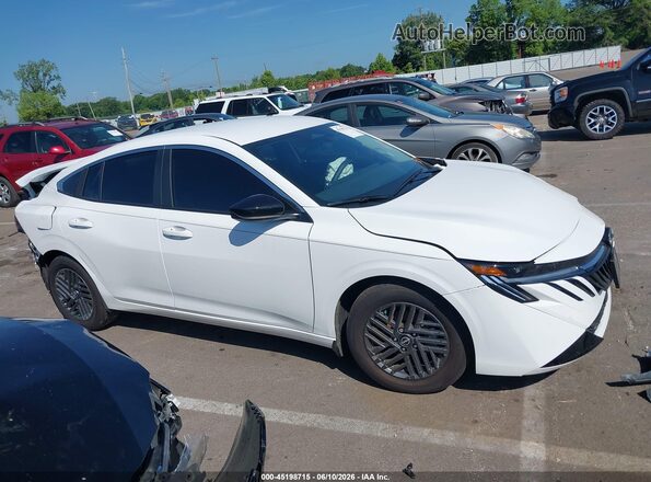 3N1AB9CVXTY220141 2026 NISSAN SENTRA White Widok wnętrza z tyłu