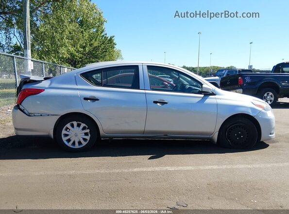 3N1CN7AP4GL882762 2016 NISSAN VERSA Серебряный Вид задней части салона