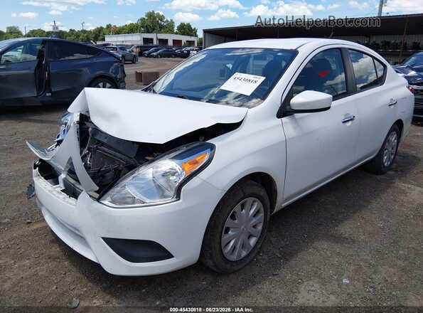3N1CN7AP4HL842618 2017 NISSAN VERSA Белый Передняя левая четверть