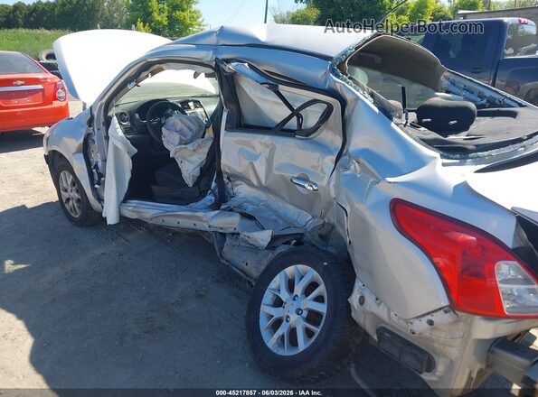 3N1CN7AP4JL863670 2018 NISSAN VERSA Серебряный Вид спереди