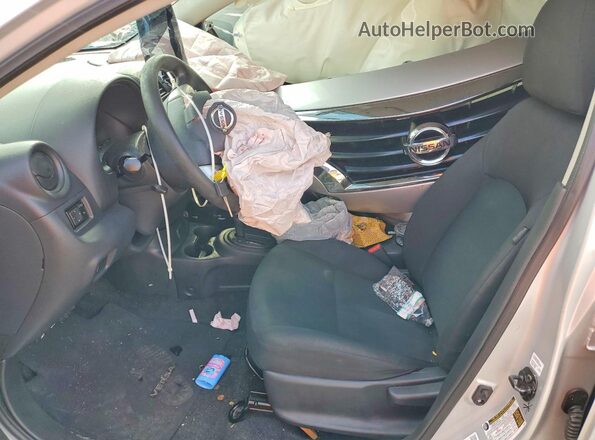 3N1CN7AP6JL859667 2018 NISSAN VERSA Silver Widok wnętrza z przodu