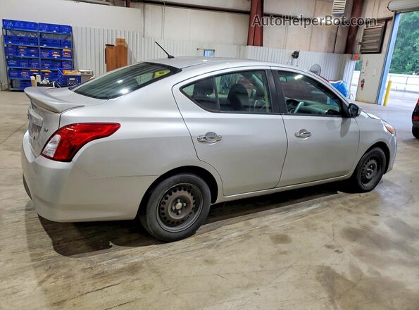 3N1CN7AP7KL880464 2019 NISSAN VERSA Серебряный Задняя правая четверть