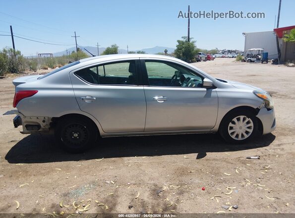 3N1CN7AP8KL851328 2019 NISSAN VERSA Серебряный Вид задней части салона
