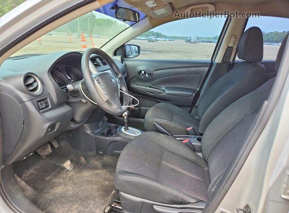 3N1CN7AP8KL851992 2019 NISSAN VERSA Серебряный Вид салона спереди