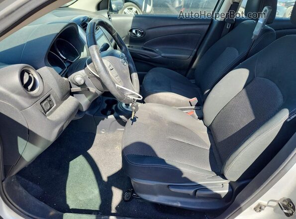 3N1CN7APXJL877945 2018 NISSAN VERSA Silver წინა სალონის ხედი