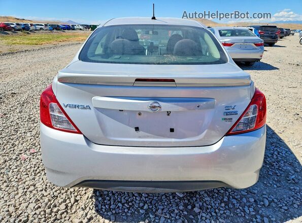 3N1CN7APXJL877945 2018 NISSAN VERSA Silver უკანა ხედი