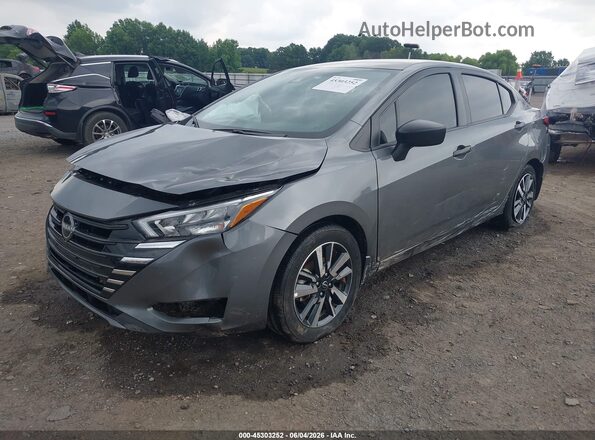 3N1CN8DVXSL856546 2025 NISSAN VERSA Gray წინა მარცხენა ხედი სამი მეოთხედიდან