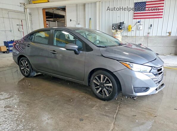 3N1CN8EV0SL842380 2025 NISSAN VERSA Gray Przód prawy
